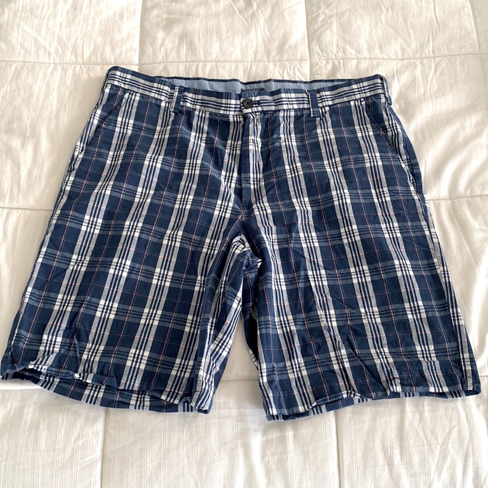 Men’s size 38 Izod, plaid shorts
